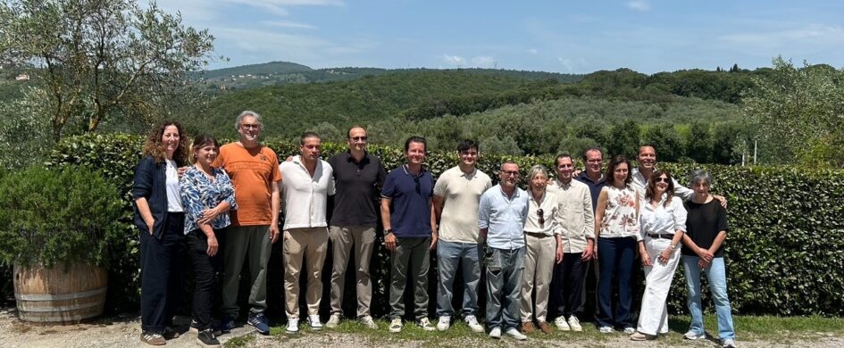 Il vino si fa anche sulle Due Rive dell'Arno e si trasporta in barca, anzi in barchino.